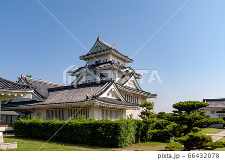 青空を背にそびえ立つ、かすみがら市歴史博物館 66432078