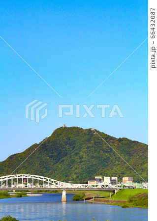 長良川に架かる忠節橋と金華山の風景 66432087