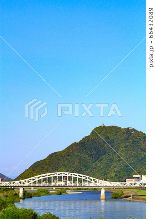 長良川に架かる忠節橋と金華山の風景 66432089