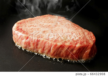 鉄板で焼くヒレステーキ(北海道産黒毛和牛) 鉄板で焼くヒレステーキ(北海道産黒毛和牛) 66432908