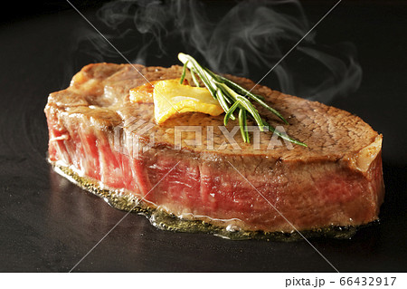 鉄板で焼くヒレステーキ(北海道産黒毛和牛) 66432917