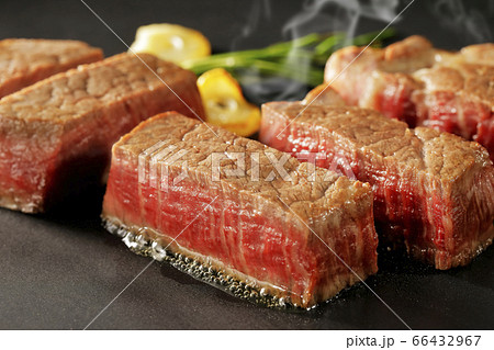 鉄板で焼く黒毛和牛ヒレステーキ(クローズアップ) 66432967
