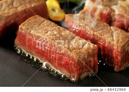 鉄板で焼く黒毛和牛ヒレステーキ(クローズアップ) 66432969
