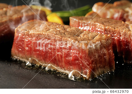 鉄板で焼く黒毛和牛ヒレステーキ(クローズアップ) 鉄板で焼く黒毛和牛ヒレステーキ(クローズアップ) 66432970