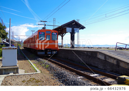 宍道湖沿いを走る一畑電車と駅のレトロなホームが青空に映える長閑な風景 … 島根県 松江市 （快晴） 66432976
