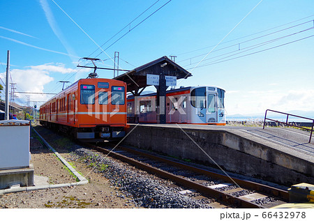 宍道湖沿いを走る一畑電車と駅のレトロなホームが青空に映える長閑な風景 … 島根県 松江市 （快晴） 66432978