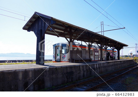 宍道湖沿いを走る一畑電車と駅のレトロなホームが青空に映える長閑な風景 … 島根県 松江市 (快晴) 宍道湖沿いを走る一畑電車と駅のレトロなホームが青空に映える長閑な風景 … 島根県 松江市 (快晴) 66432983