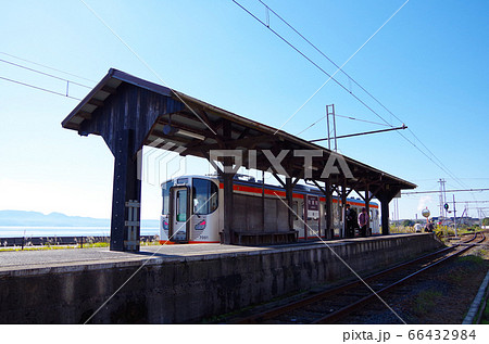 宍道湖沿いを走る一畑電車と駅のレトロなホームが青空に映える長閑な風景 … 島根県 松江市 (快晴) 宍道湖沿いを走る一畑電車と駅のレトロなホームが青空に映える長閑な風景 … 島根県 松江市 (快晴) 66432984