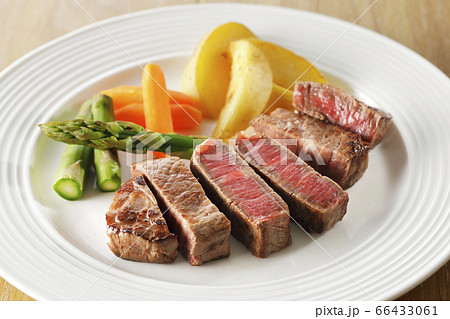 皿に盛り付けた黒毛和牛ヒレステーキ 66433061