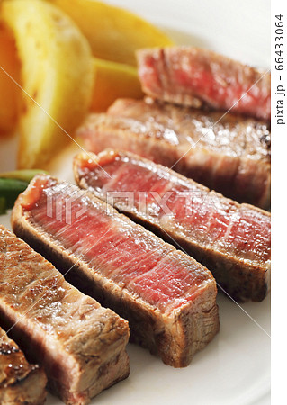 皿に盛り付けた黒毛和牛ヒレステーキ 66433064
