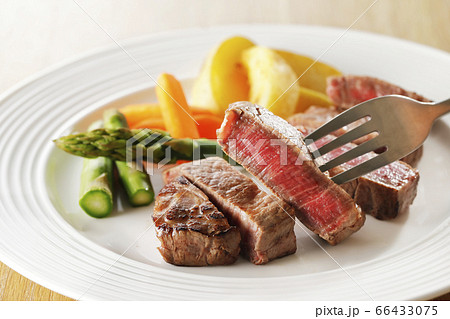 皿に盛り付けた黒毛和牛ヒレステーキ 66433075