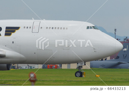 横田基地を離陸するB747ジャンボジェット機 横田基地を離陸するB747ジャンボジェット機 66433213