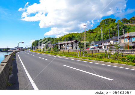 宍道湖沿いの国道から一畑電車のレトロな駅のホームが見える長閑で明るい風景 … 島根県 松江市（晴れ） 66433667