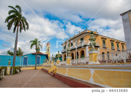 キューバ トリニダーのマヨール広場からの革命博物館の 眺め キューバ トリニダーのマヨール広場からの革命博物館の 眺め 66433680