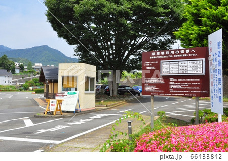 神奈川県立七沢森林公園 中央口駐車場入り口と新緑の写真素材