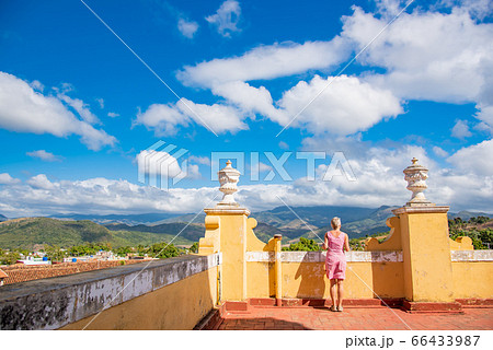 キューバ　トリニダー　革命博物館の塔からの眺め　街を眺める女性 66433987
