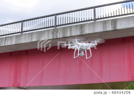 ドローンによる橋の点検(地上から見た様子) ドローンによる橋の点検(地上から見た様子) 66434206