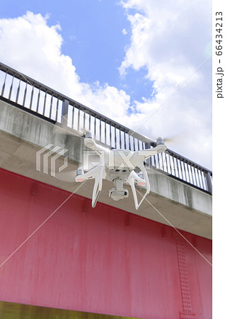 ドローンによる橋の点検（地上から見た様子） 66434213