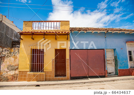 キューバ トリニダーの町中 カラフルな街並 キューバ トリニダーの町中 カラフルな街並 66434637