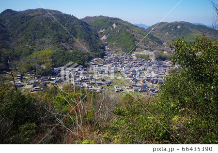 山に囲まれた集落を俯瞰 山に囲まれた集落を俯瞰 66435390