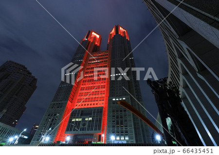 《東京都》東京アラート発令・赤い東京都庁 《東京都》東京アラート発令・赤い東京都庁 66435451