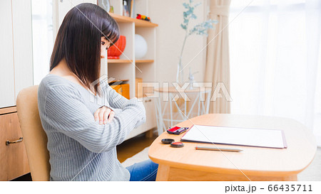 書類を確認する女性　様々な書類　腕組み　16:9 66435711