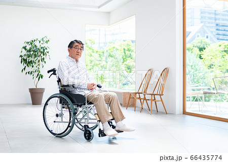 車椅子のシニアの男性　 66435774