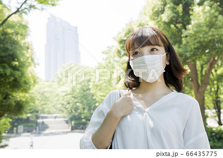 感染予防のためマスクをして出社をする若い女性 感染予防のためマスクをして出社をする若い女性 66435775