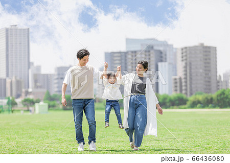 手を繋いで屋外を散歩する親子（新しい生活様式イメージ） 66436080
