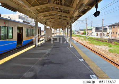 あいの風とやま鉄道の滑川駅と停車中の521系電車 66436837