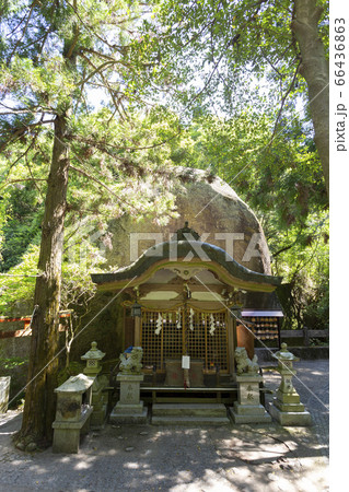 磐船神社の拝殿と大岩 66436863