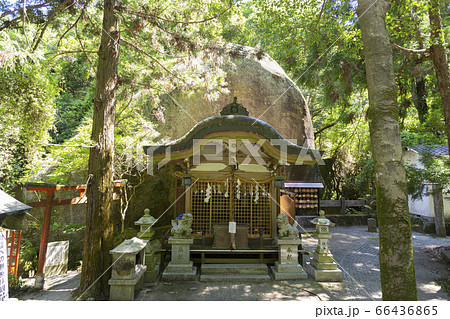 磐船神社の拝殿と大岩 66436865