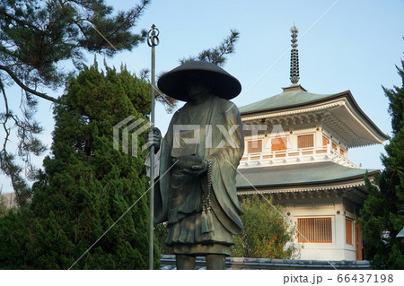 【四国八十八ヶ所】第八十番 讃岐国分寺 弘法大師像と大師堂 香川県高松市 【四国八十八ヶ所】第八十番 讃岐国分寺 弘法大師像と大師堂 香川県高松市 66437198