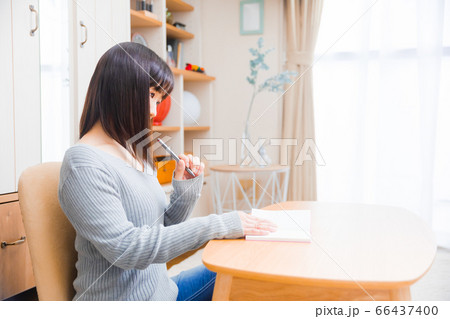 手帳に記入する女性　考える　コピースペース　 66437400