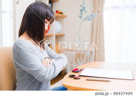 書類を確認する女性　様々な書類　腕を組む　 66437404