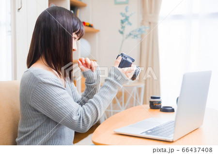 カメラを眺め悩む女性 コピースペース カメラを眺め悩む女性 コピースペース 66437408