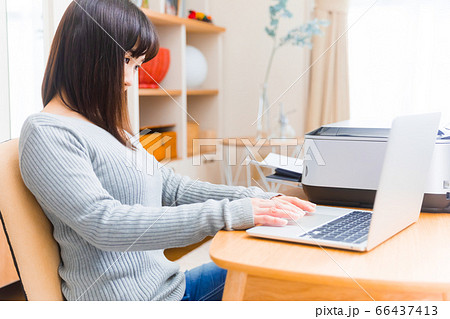 PCで作業する女性　プリンター　コピースペース　 66437413