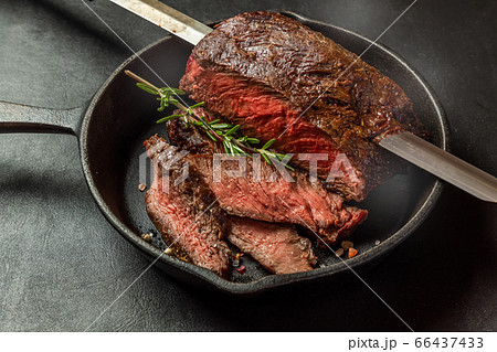 ワイルドなブロック肉のバーベキュー　Camping and wild beef barbecue 66437433