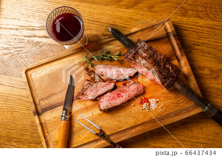 ワイルドなブロック肉のバーベキュー Camping and wild beef barbecue ワイルドなブロック肉のバーベキュー Camping and wild beef barbecue 66437434