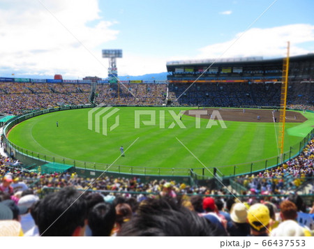 晴天の中 野球の試合が行われる阪神甲子園球場の写真素材