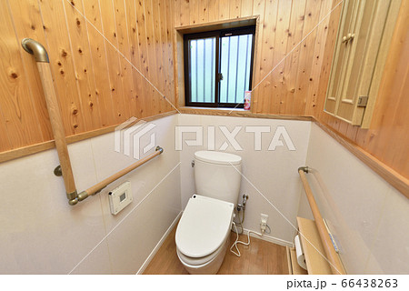 多目的トイレ。手すりのある介護施設のトイレ。 多目的トイレ。手すりのある介護施設のトイレ。 66438263