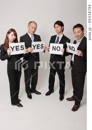 YES,NOで対立する4人のビジネスパーソン 66438794