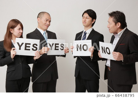 YES,NOで対立する4人のビジネスパーソン 66438795