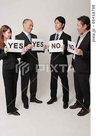 YES,NOで対立する4人のビジネスパーソン 66438796