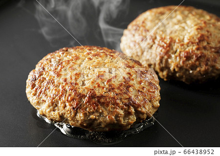 鉄板で焼くハンバーグステーキ(牛と豚の合挽き) 66438952