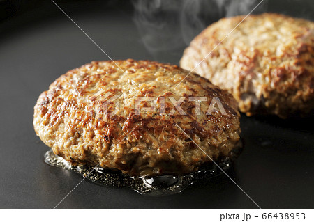 鉄板で焼くハンバーグステーキ(牛と豚の合挽き) 66438953