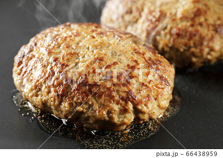 鉄板で焼くハンバーグステーキ(牛と豚の合挽き) 66438959