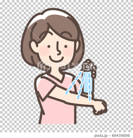 虫よけスプレーをかけている女性 66439806