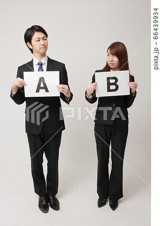 A案B案で対立するビジネスパーソン(ホワイトボードを持つビジネスパーソン) A案B案で対立するビジネスパーソン(ホワイトボードを持つビジネスパーソン) 66439934