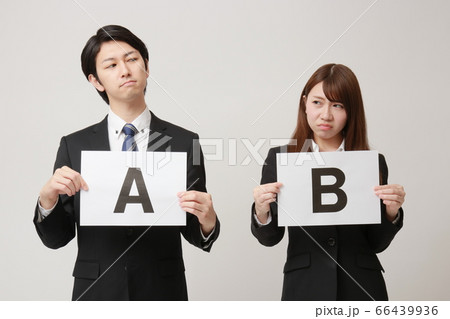 A案B案で対立するビジネスパーソン(ホワイトボードを持つビジネスパーソン) A案B案で対立するビジネスパーソン(ホワイトボードを持つビジネスパーソン) 66439936
